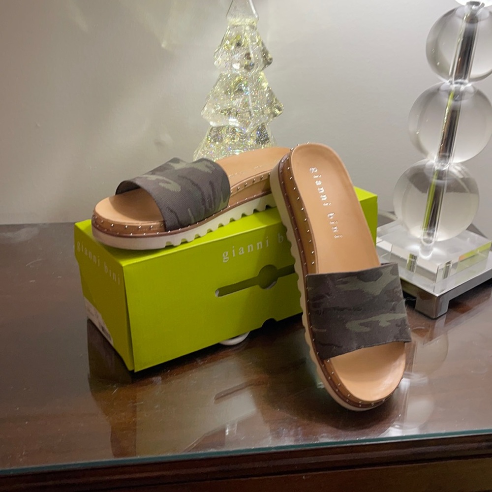Gianni Bini Camo Slides size 9